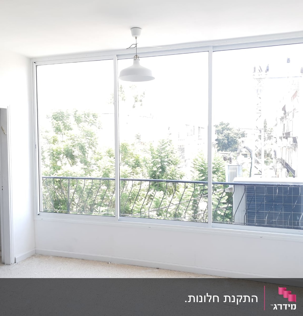 התקנת חלונות.
